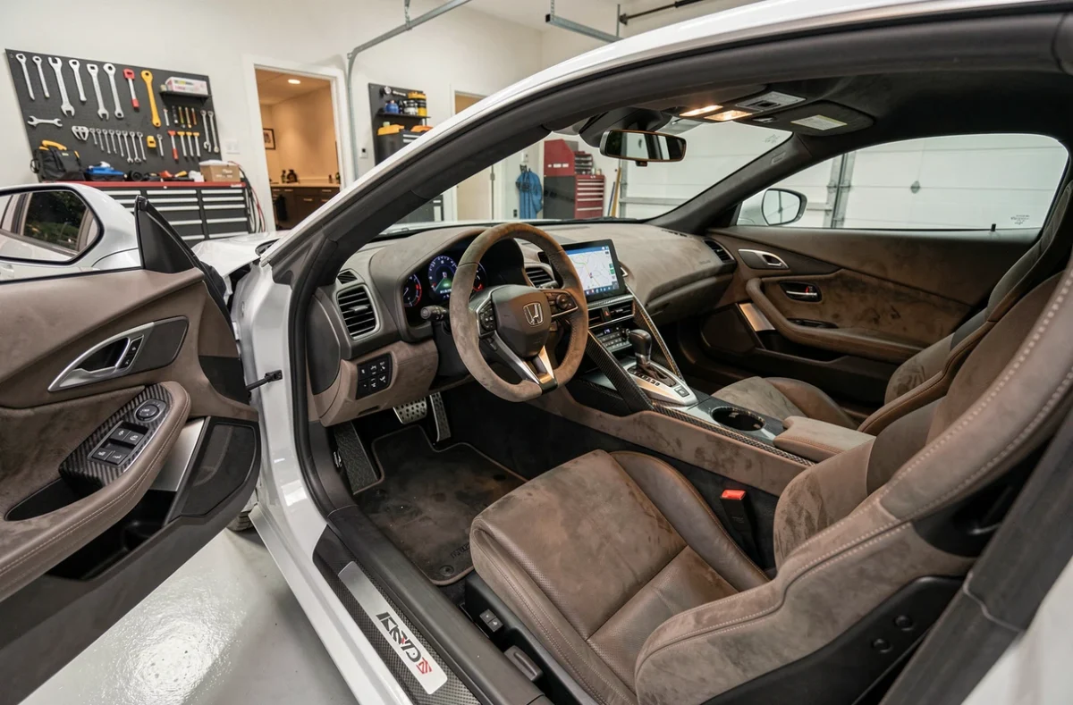 Intérieur de la Honda NSX avec sièges sport en Alcantara et garnitures carbone, options intérieures haut de gamme