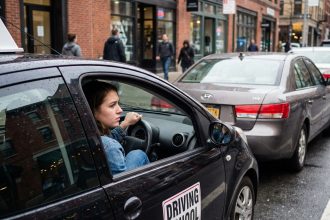 Jeune femme nerveuse en stationnement urbain
