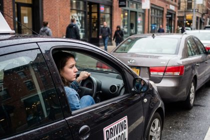 Jeune femme nerveuse en stationnement urbain